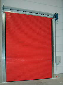 Противопожарные рулонные красные ворота в цеху